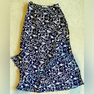Gorgeous patterned bl/wh slit-skirt, poly/rayon blend